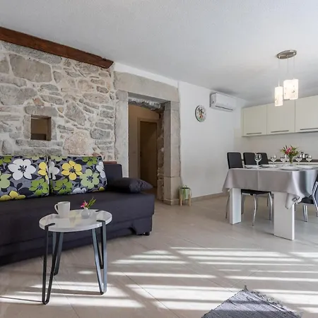 Elm Villa Milohnici