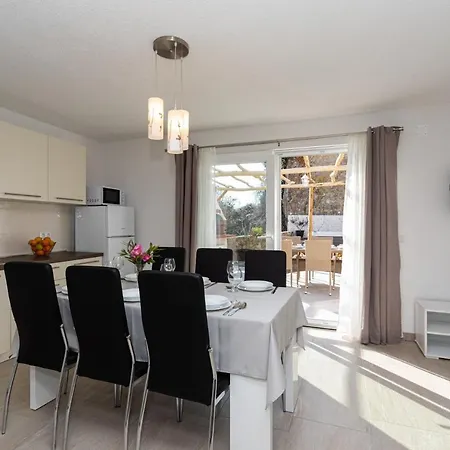 Elm Villa Milohnici